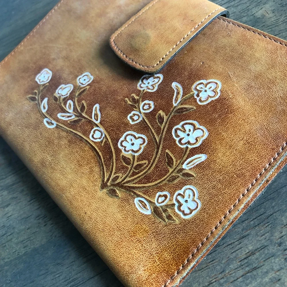 Leather Floral pattern Wallet - Picture 2 of 9